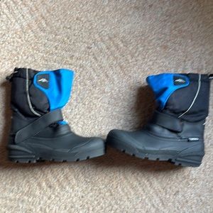 Tundra snow boots young boys 4